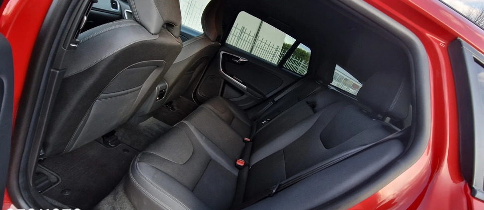 Volvo V60 cena 44700 przebieg: 221000, rok produkcji 2014 z Pionki małe 562